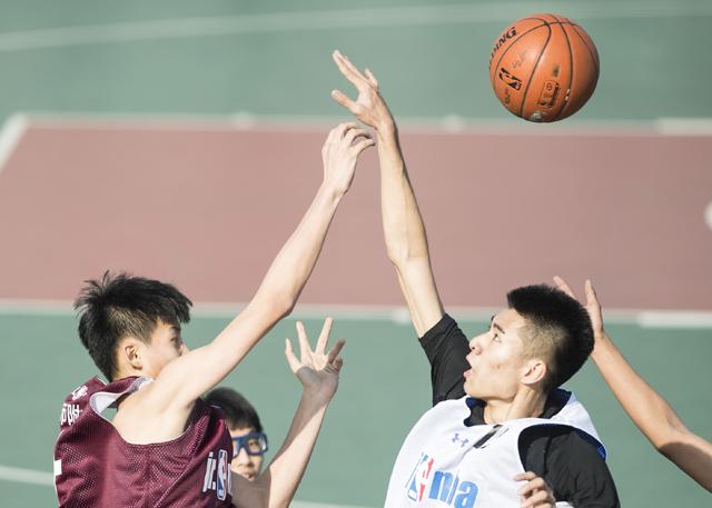 母亲病逝，阮经天将社交账户改为私密状态，并将名称改成“Dry our tears w love”（以爱擦干眼泪），没有接受任何采访。