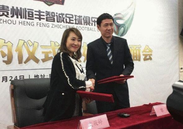 “性感女神”舒淇身穿紧身裙装秀香肩美腿，下车时走光遭偷瞄浑然不知。