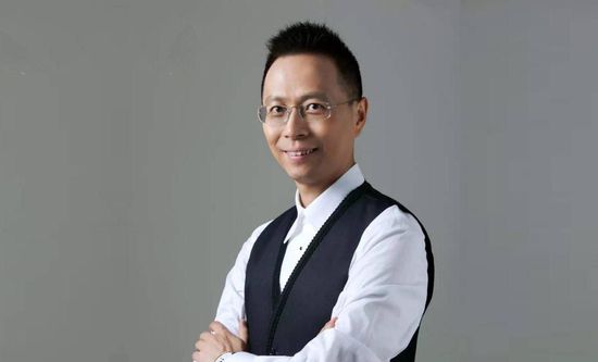 爸爸》，近日宣布定档5月5日在内地院线上映，同时发布首款先导中文预告片和电影海报。