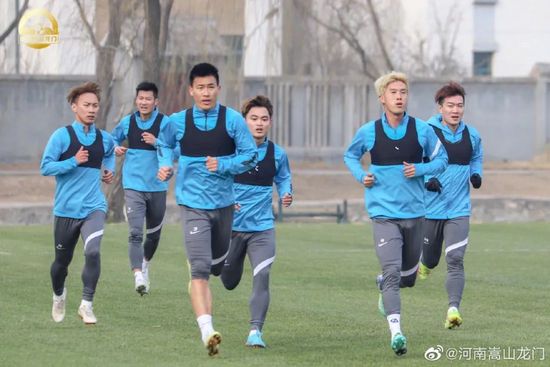 电影中李明奇打造背包式飞行器、乘坐热气球的大胆尝试，在那个年代并非孤例。