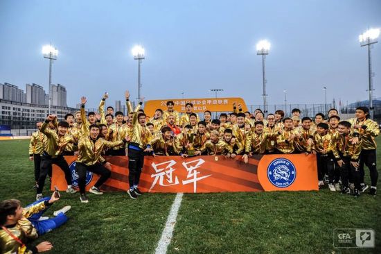 影片主创温仕培、朱一龙、邱天、朱珠 《空枪》概念海报 韩延朱一龙再携手打响命运博弈 2025-10-24 近日，由韩延执导，朱一龙领衔主演的电影《空枪》正式官宣并发布概念海报。